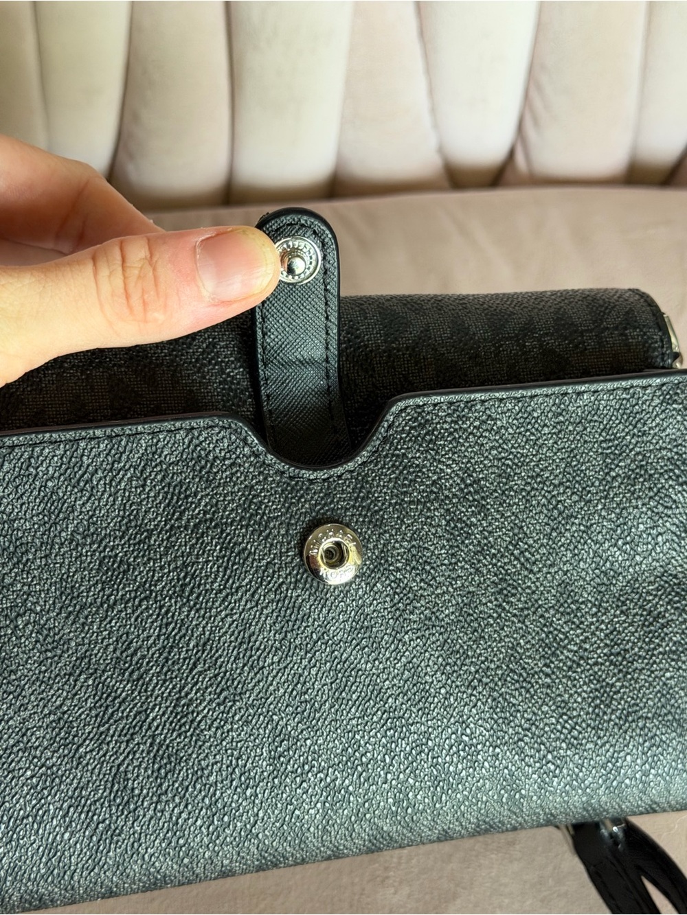 MICHAEL KORS Jet Set Medium Signature Logo Crossbody Bag in Gray/ Black - Picture 14 of 16